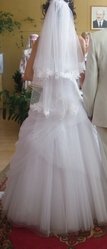 Свадебное платье средней пышности